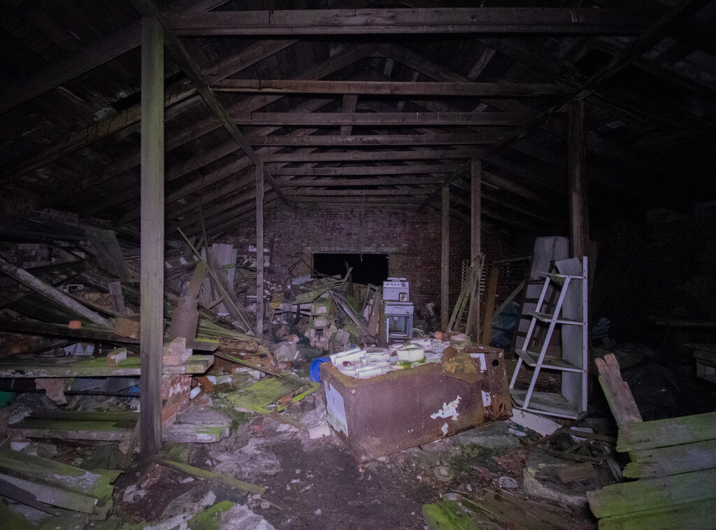 Main photo from the Holdings Country Pottery report